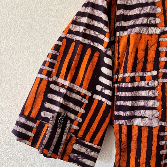 Ghanaian Men’s Hand-Dyed Kitenge Cross Hatch Pattern Button Up Shirt - Picture 5 of 5